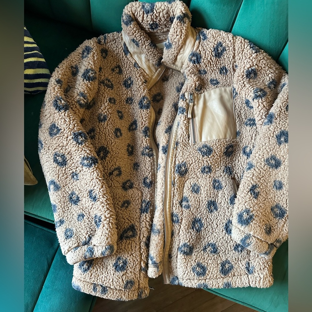 Women’s Abercrombie full zip shearling. Leopard print - size Large